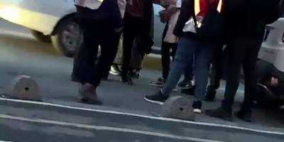 Hırsızlık yaptılar, yakalanınca soyunup cam parçası ile polise saldırdılar