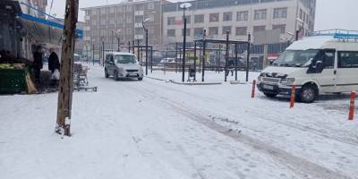 Tuzluca’da kar yağışı etkili oluyor