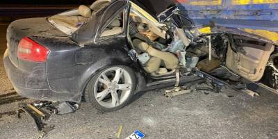 Lüks otomobil tır dorsesinin altına girdi: 2 ağır yaralı