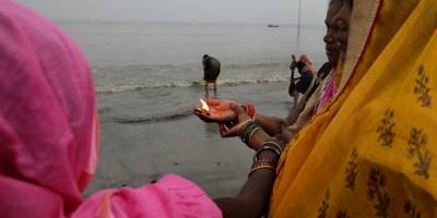 Binlerce Hindu Covid-19’a rağmen Ganj Nehri’ne girdi