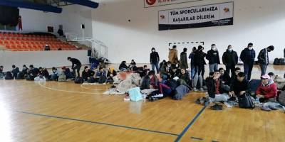 İstihbarat MİT'ten operasyon jandarmadan: Kamyonlardan 35'i çocuk 176 düzensiz göçmen çıktı