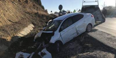 Uşak'ta şarampole düşen otomobildeki 2 kişi yaralandı