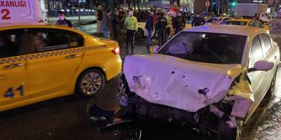Şişli’de iki otomobil çarpıştı: 5 yaralı