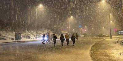 Lapa lapa karı gören sokağa çıktı
