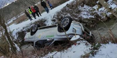 Orman muhafaza memurlarını taşıyan araç şarampole yuvarlandı: 2 yaralı