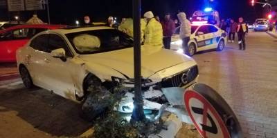 Önce saksıya, ardından park halindeki araçlara çarptı