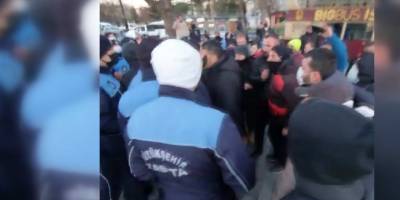 Sultanahmet'te İBB ekipleriyle özel otobüs firması çalışanları arasında arbede çıktı (Video)
