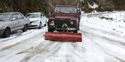 Kendi yaptığı kar küreme aracıyla mahallenin yollarını açtı
