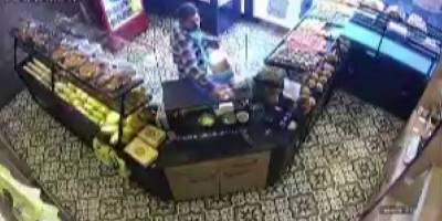 Esenyurt’ta fırına gelen adam yardım kutularını çaldı, üstüne birde kasiyerden para aldı