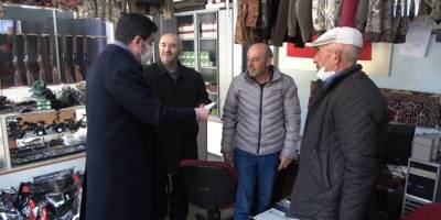 8 yıldır kapı kapı dolaşıyor, belediyenin gelir ve giderlerini anlatıyor