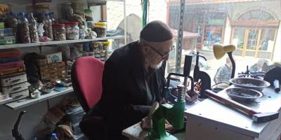 84 yaşında ekmeğinin peşinde