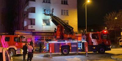 Ataşehir’de yanan daireyi arkalarına alıp selfie çekildiler