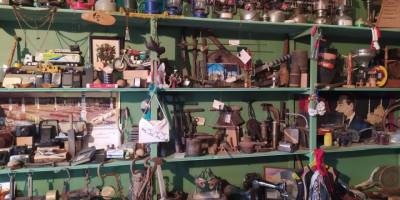 Şehir hayatından vazgeçerek yerleştiği köyde, evinin alt katını müzeye çevirdi