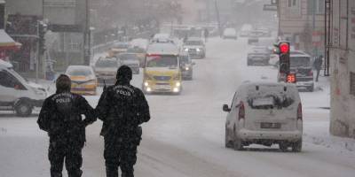 Van’da kar yağışıyla bin 18 yerleşim yerine ulaşılmıyor