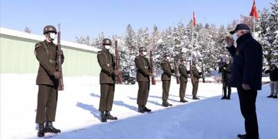 Bakan Akar, beraberindeki TSK Komuta Kademesi ile Irak sınır hattında
