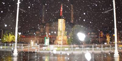 İstanbul'da gece saatlerinde kar yağışı aralıklarla devam etti