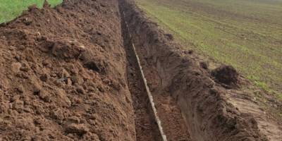 Toprak altındaki su borularını çıkarırken yakalandı