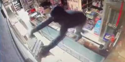 Bursa'da kuruyemişçiye giren hırsızlar, 30 bin liralık sigarayı çalıp kayıplara karıştı