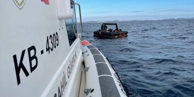 İzmir açıklarında saldaki 21 düzensiz göçmen kurtarıldı