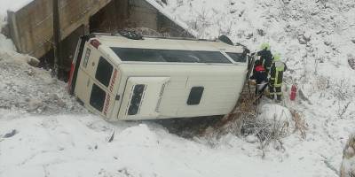 Denizli'de minibüsün şarampole devrilmesi sonucu 2 kişi yaralandı