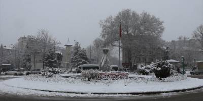 Kütahya'da kar yağışı ulaşımda aksamalara neden oluyor