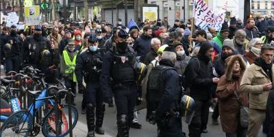 Paris’te 24 Ocak’ta başlayacak olan aşı kartı uygulaması protesto edildi