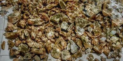 Milas'ta bir otomobilde değerli taş sınıfında yer alan 'diaspor taşı' ele geçirildi