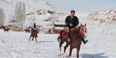 Buz gibi havada kar üstünde cirit antrenmanı nefes kesti