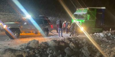 Off Roadcular yolda kalan tırı böyle kurtardı