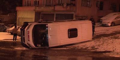 Üsküdar’da karlı yolda kontrolünü kaybeden servis yan yattı