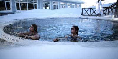 Zirvede turistlerin kar üstünde hamam sefası