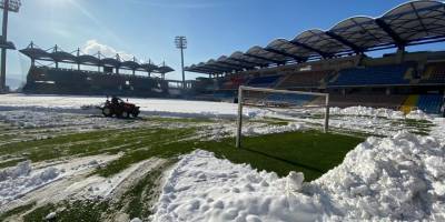 Yoğun kar yağışı nedeniyle profesyonel liglerde 13 maç ertelendi
