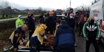 Sakarya’da kazada ortalık savaş alanına döndü: 2’si çocuk 6 yaralı