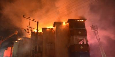 Gecenin karanlığını alevler aydınlattı