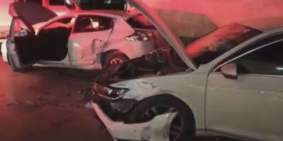 Akaryakıt istasyonunda lastik kontrolü için duran araca otomobil çarptı: 2 yaralı