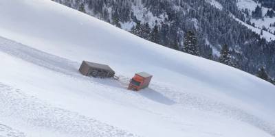 Artvin’de kar ve tipi nedeniyle iki tır yoldan çıkarak uçurum sürüklendi