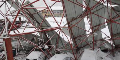 Çöken çatı 17 araca zarar verdi