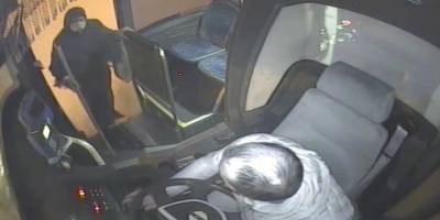 Yaşlı kadın son anda çatıdan düşen kar kütlesinden kurtuldu