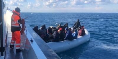 İzmir açıklarında 28 düzensiz göçmen kurtarıldı