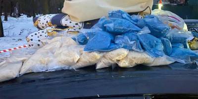 UKRAYNA'DA POLİSE 300 DOLAR RÜŞVET TEKLİF ETTİ, ARABASINDAN 715 BİN DOLARLIK UYUŞTURUCU ÇIKTI