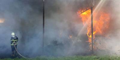 Kargılık alanda çıkan yangın 20 ton samanı kül etti