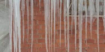 Çatılarda 2 metrelik buz sarkıtları oluştu