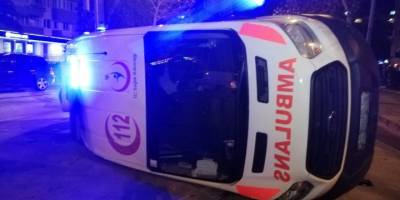 İzmir’de otomobil ile çarpışan ambulans yan yattı: 3 yaralı