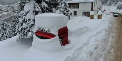 Bu ilçede kar yağışı hayatı felç etti: Tırlar bile karın altında kayboldu