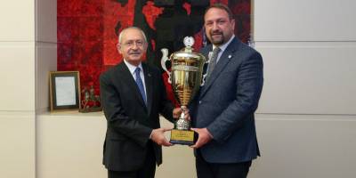 Gümrükçü, en büyük kupayı Kılıçdaroğlu’na götürdü