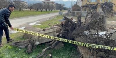 Bursa'da tarihi lahit parçalanmış halde yol kenarında bulundu