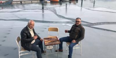 Buz tutan Eğirdir Gölü üzerinde bisiklet sürüp tavla keyfi yaptılar