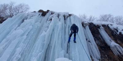 Buz tutmuş şelaleye tırmandılar