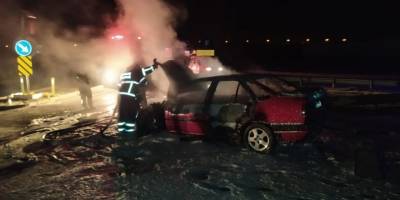 Kırklareli’nde tıra çarpan otomobil alev topuna döndü