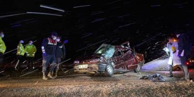 Otomobil kamyonete arkadan çarptı:1 ölü, 1 yaralı